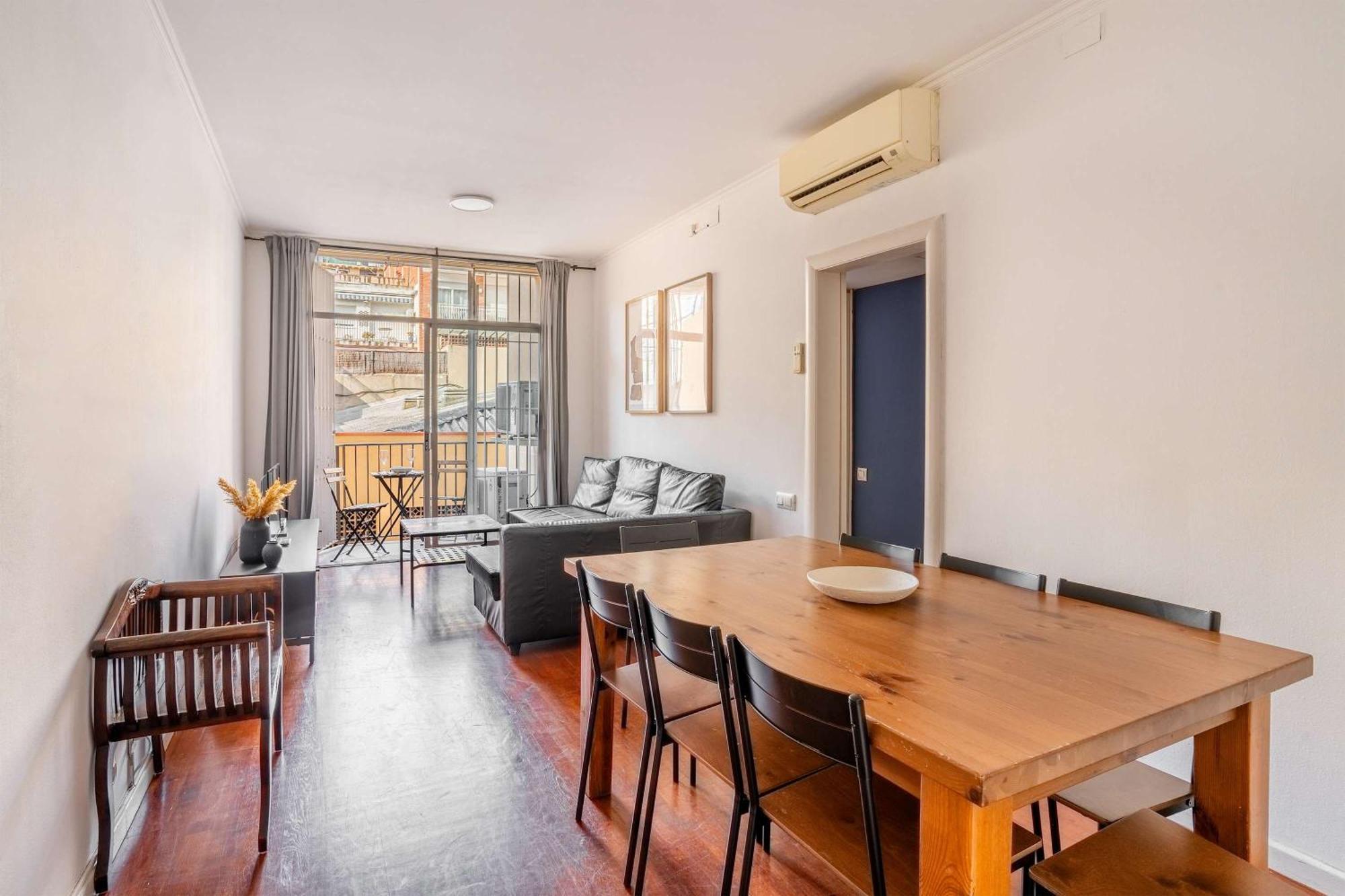Next To Sagrada Familia 4-bedroom Apartment *